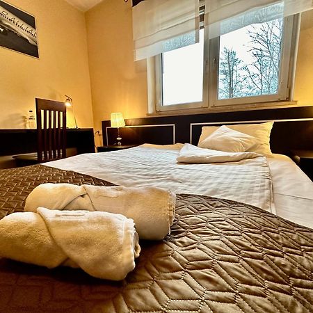 Hotel Pod Debami Ostrów Wielkopolski Extérieur photo