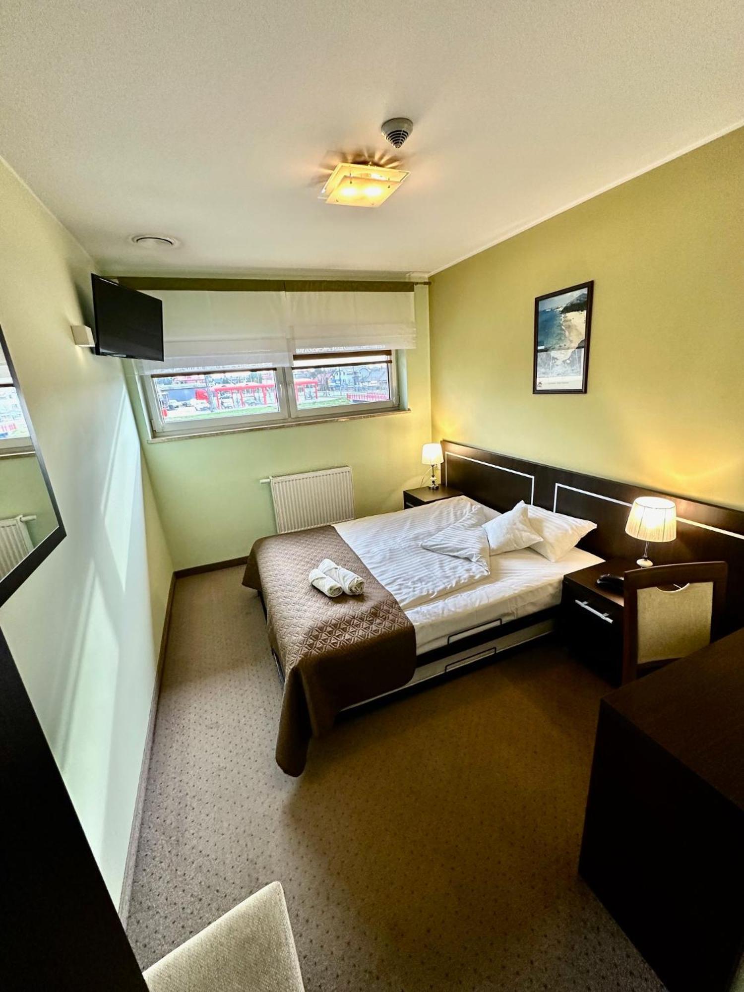Hotel Pod Debami Ostrów Wielkopolski Extérieur photo