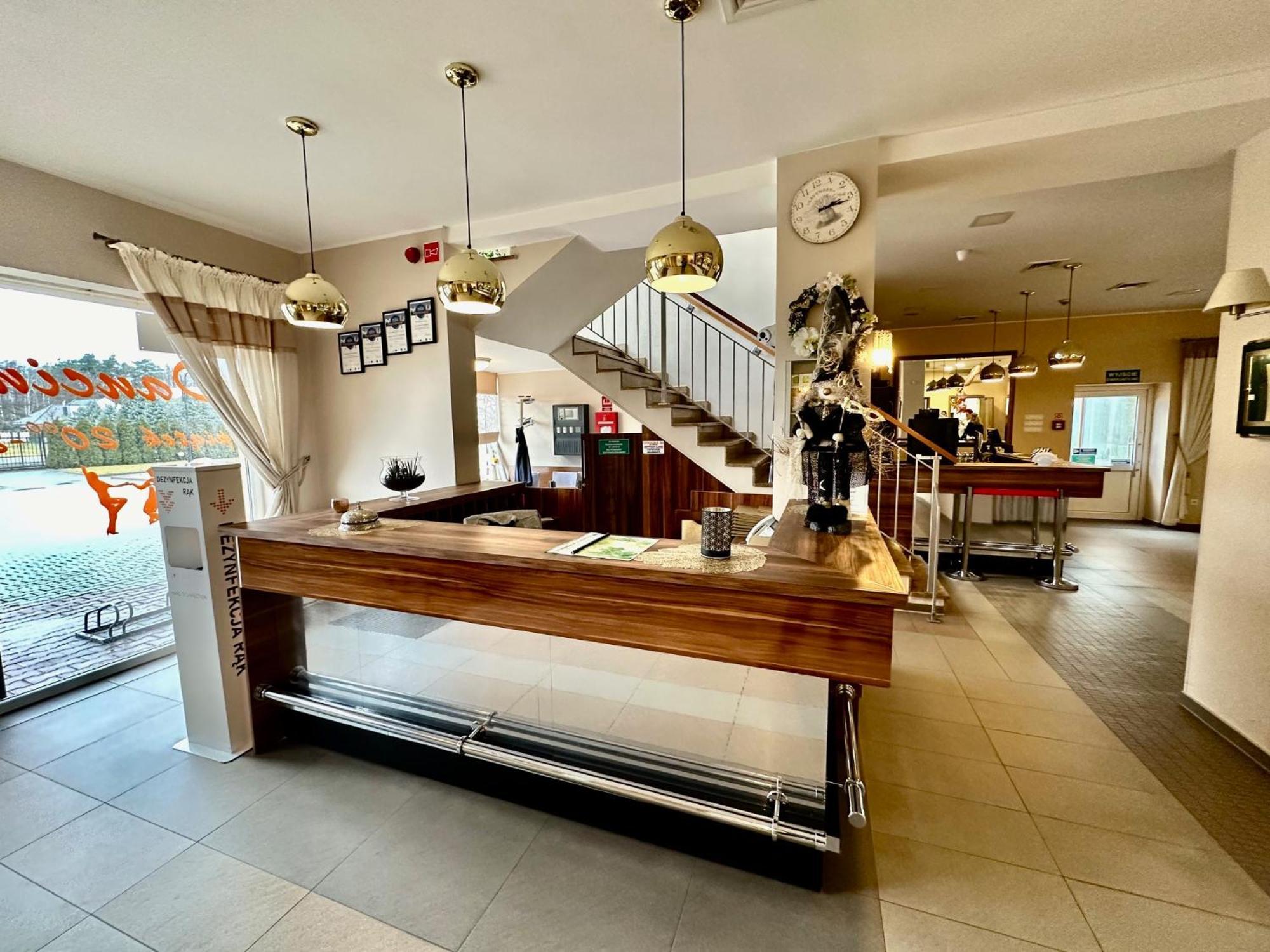 Hotel Pod Debami Ostrów Wielkopolski Extérieur photo