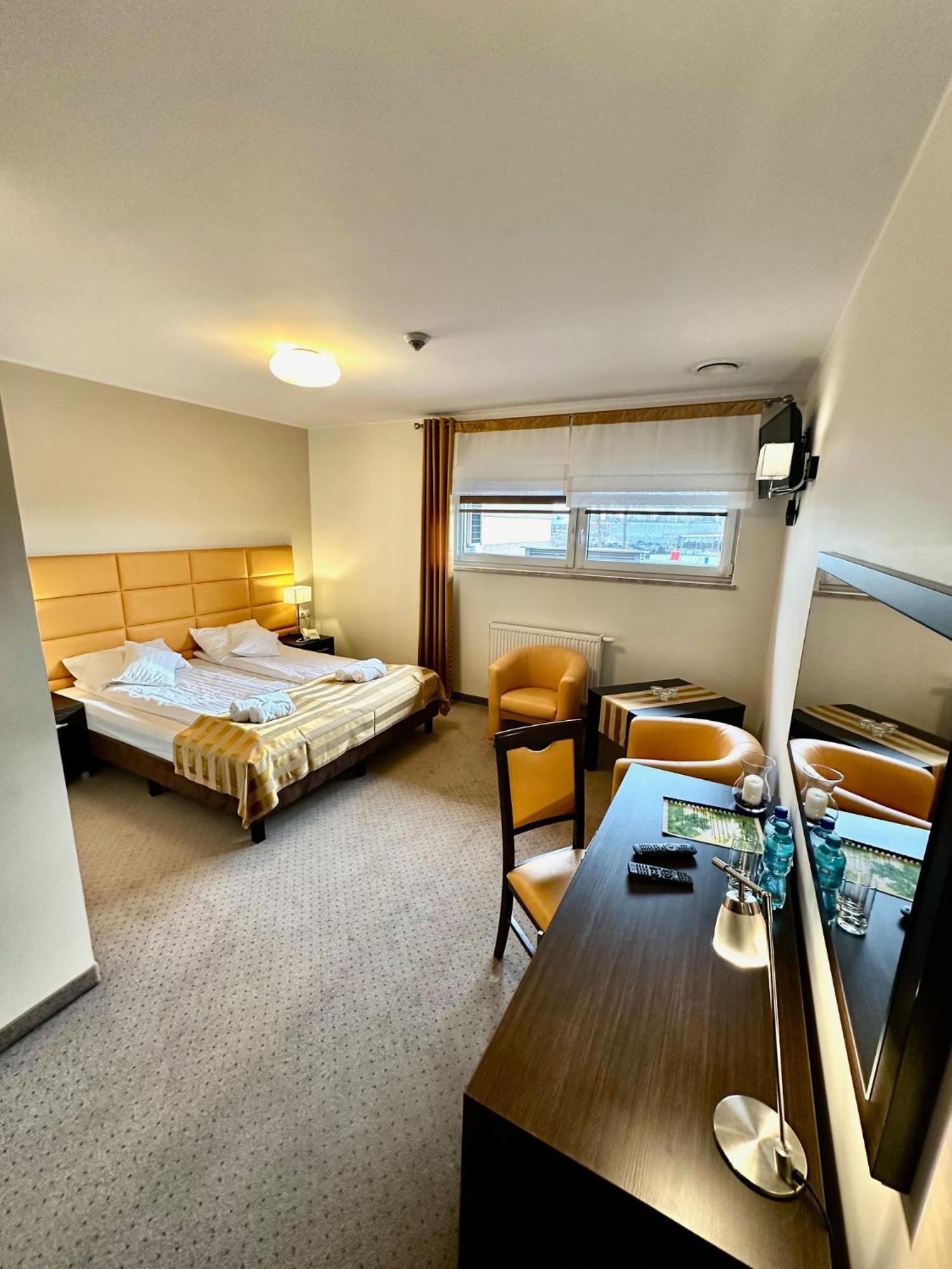 Hotel Pod Debami Ostrów Wielkopolski Extérieur photo