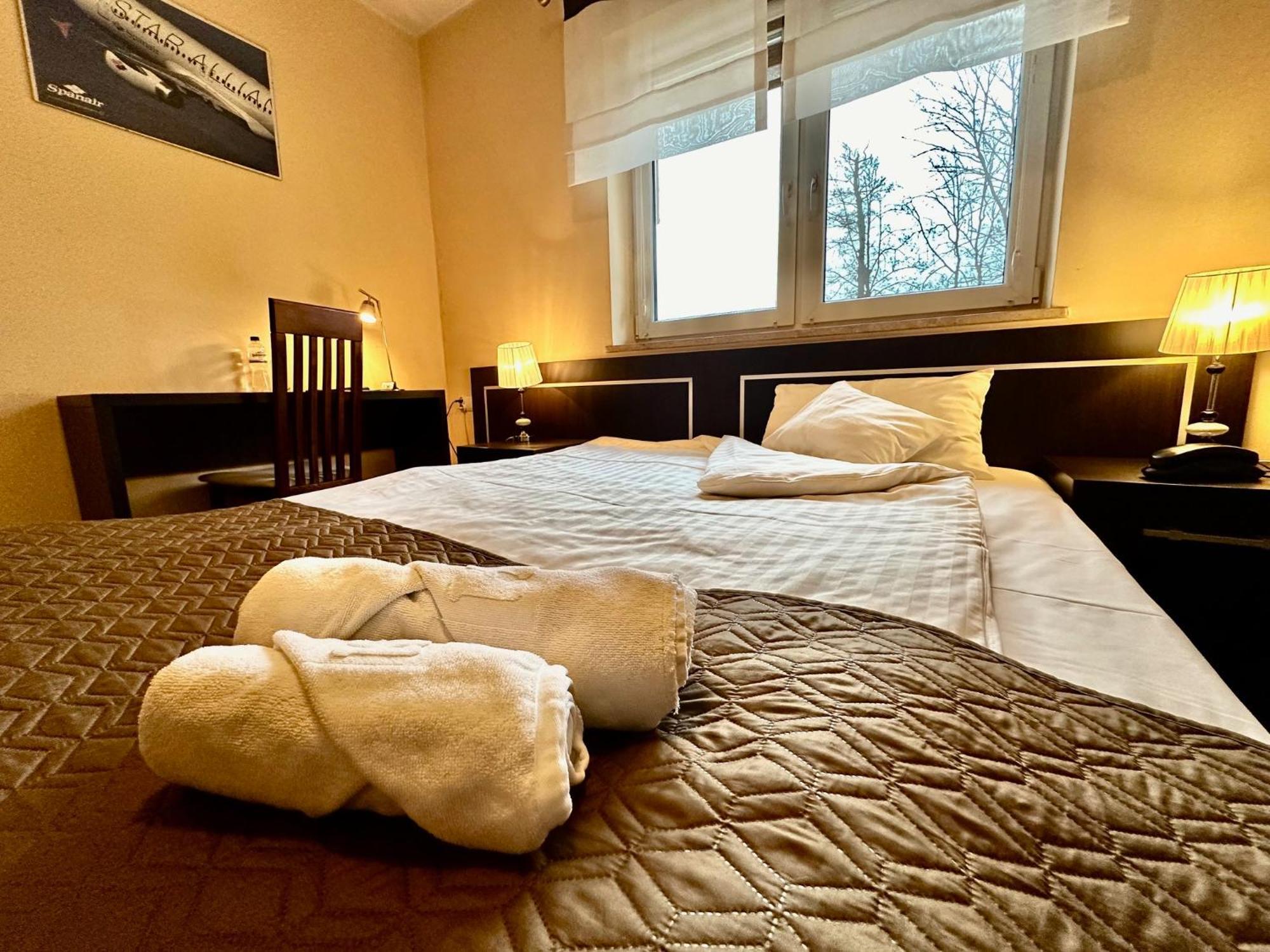 Hotel Pod Debami Ostrów Wielkopolski Extérieur photo