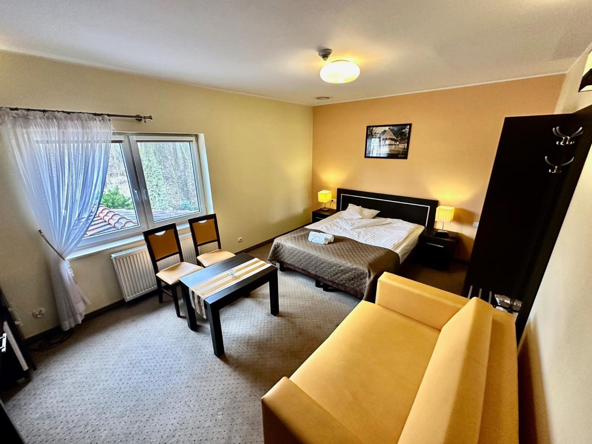 Hotel Pod Debami Ostrów Wielkopolski Extérieur photo