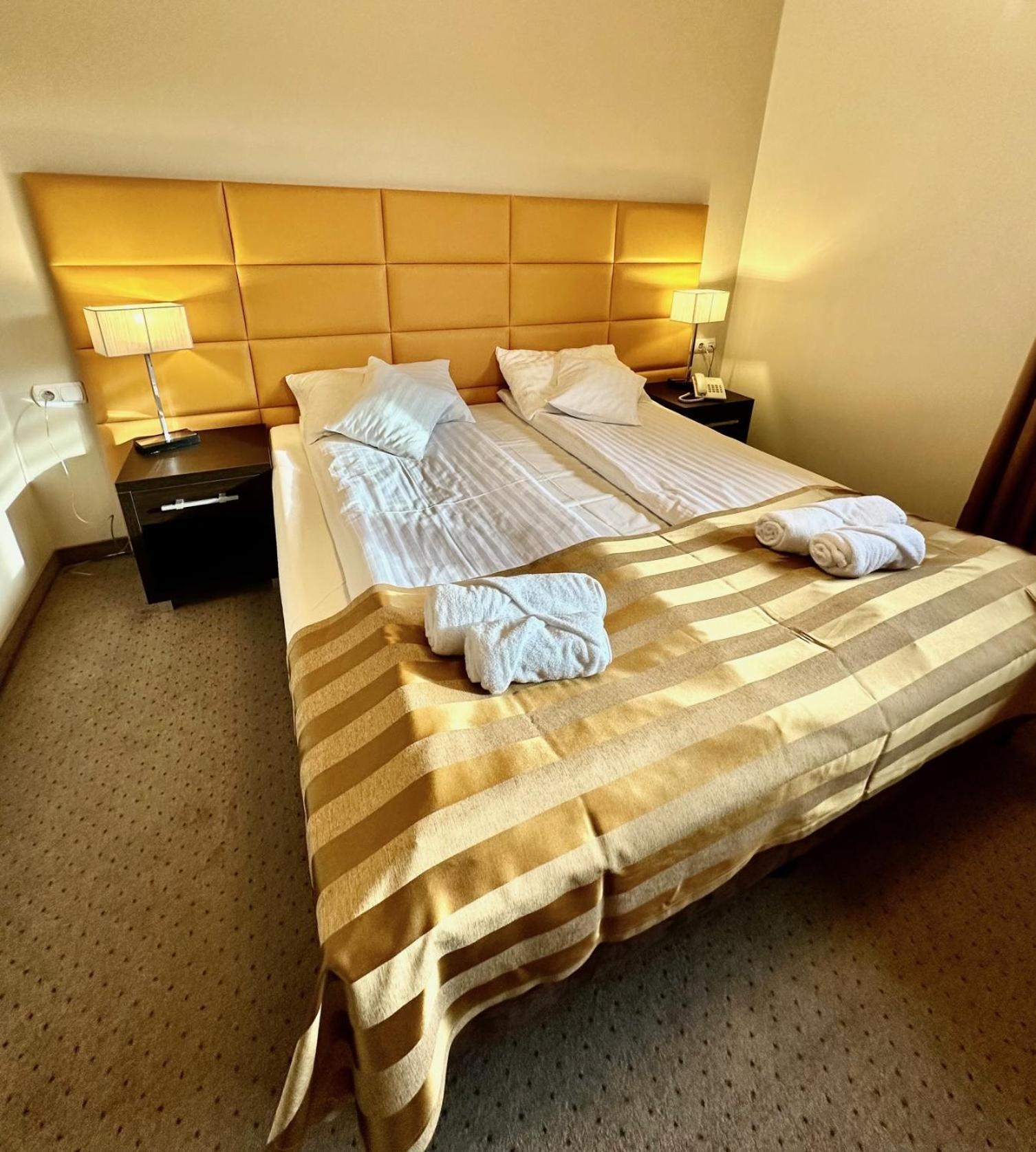Hotel Pod Debami Ostrów Wielkopolski Extérieur photo