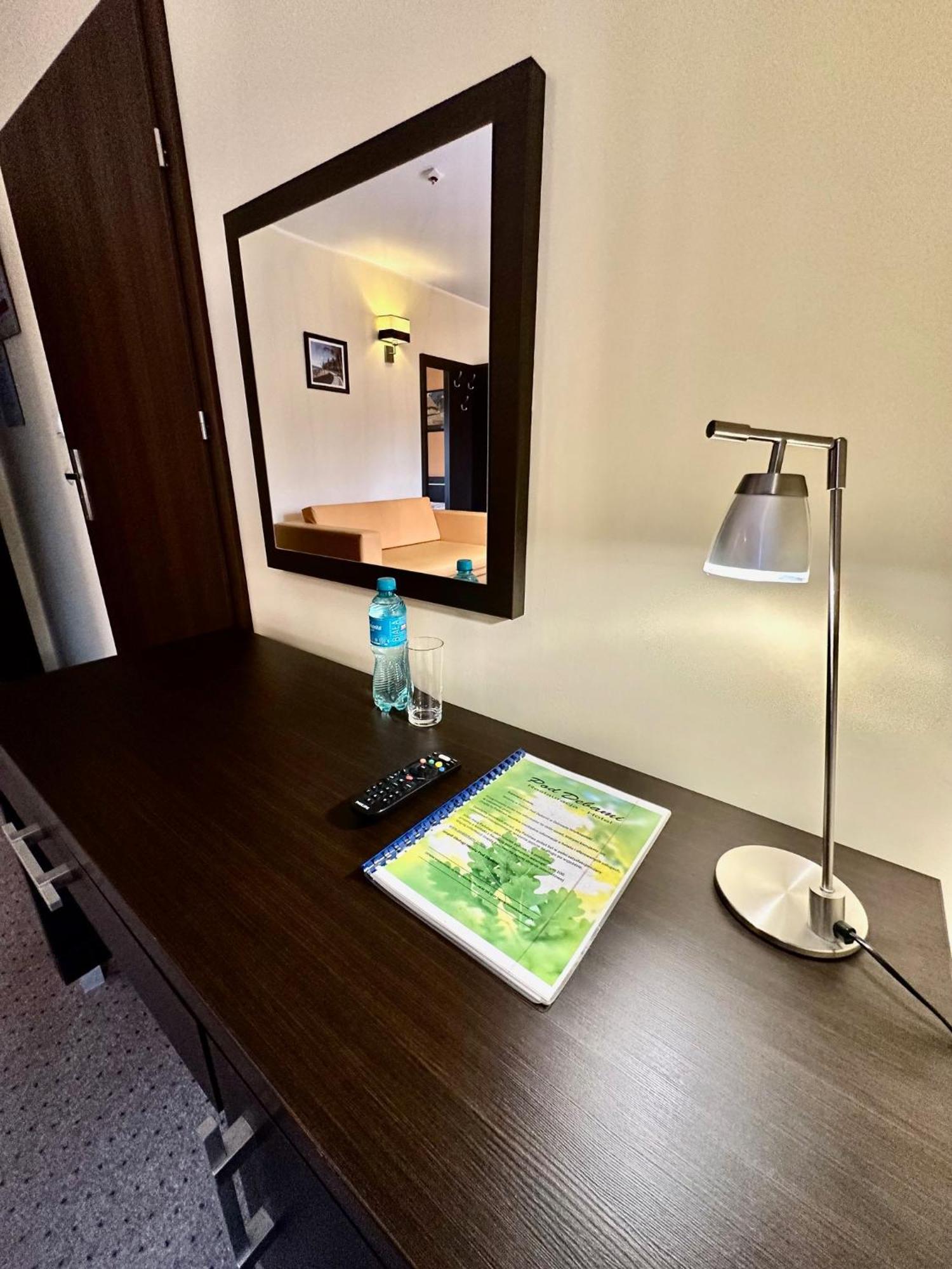 Hotel Pod Debami Ostrów Wielkopolski Extérieur photo