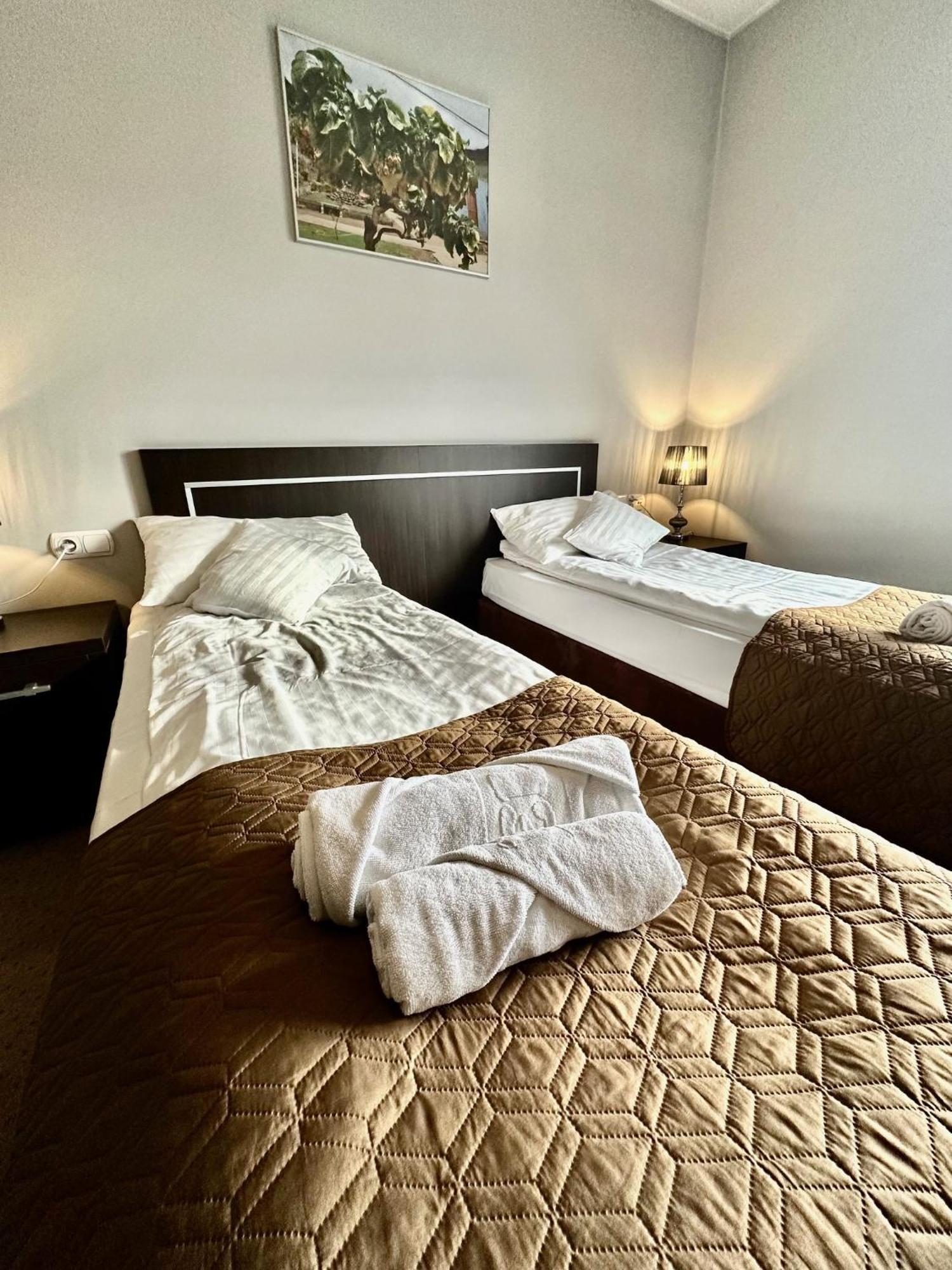 Hotel Pod Debami Ostrów Wielkopolski Extérieur photo